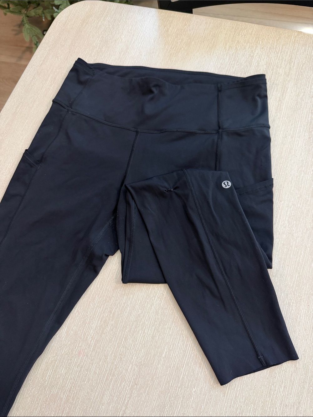 lululemon athletica Black High-Rise Leggings 7 pockets with flaw to knee